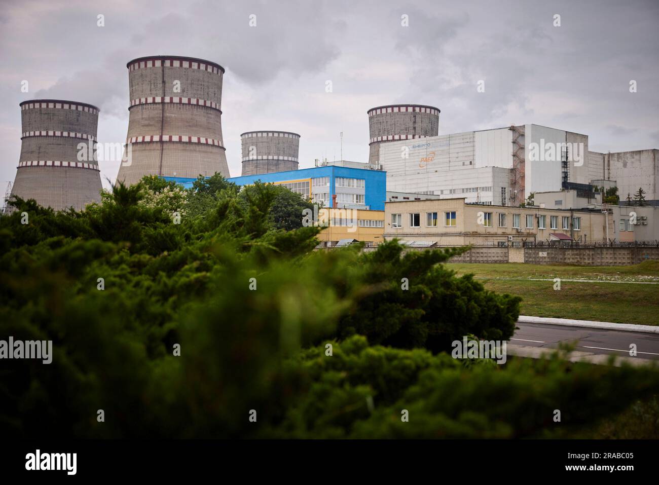Varash, Ukraine. 01. Juli 2023. Ukrainian Rivne Civilian Nuclear Power Plant, 1. Juli 2023 in Varash, Oblast Rivne, Ukraine. Volodymyr Zelenskyy hat das Kraftwerk besucht und davor gewarnt, dass Russland plant, einen nuklearen Unfall im Kernkraftwerk Zaporizhzhia zu verursachen, das seit Beginn der Invasion unter russischer Kontrolle steht. Kredit: Pool Photo/Pressestelle Des Ukrainischen Präsidenten/Alamy Live News Stockfoto
