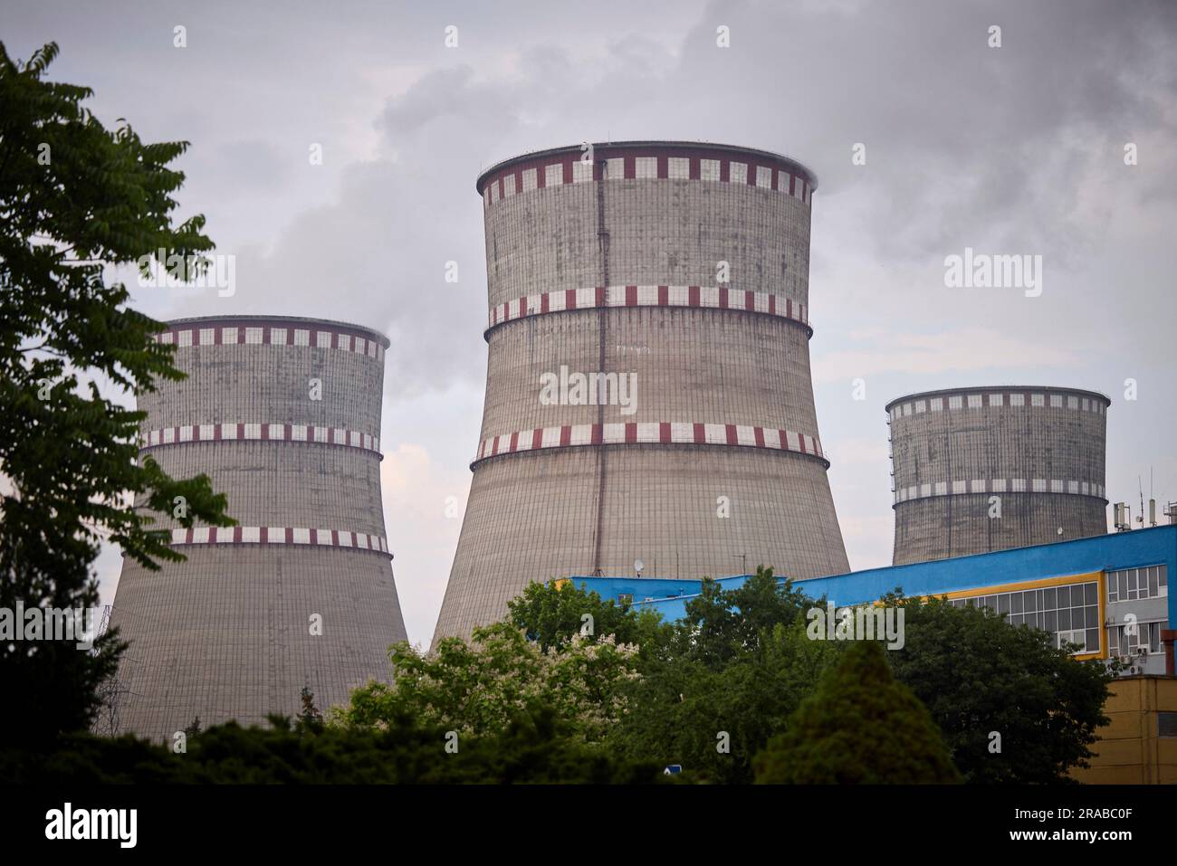 Varash, Ukraine. 01. Juli 2023. Ukrainian Rivne Civilian Nuclear Power Plant, 1. Juli 2023 in Varash, Oblast Rivne, Ukraine. Volodymyr Zelenskyy hat das Kraftwerk besucht und davor gewarnt, dass Russland plant, einen nuklearen Unfall im Kernkraftwerk Zaporizhzhia zu verursachen, das seit Beginn der Invasion unter russischer Kontrolle steht. Kredit: Pool Photo/Pressestelle Des Ukrainischen Präsidenten/Alamy Live News Stockfoto
