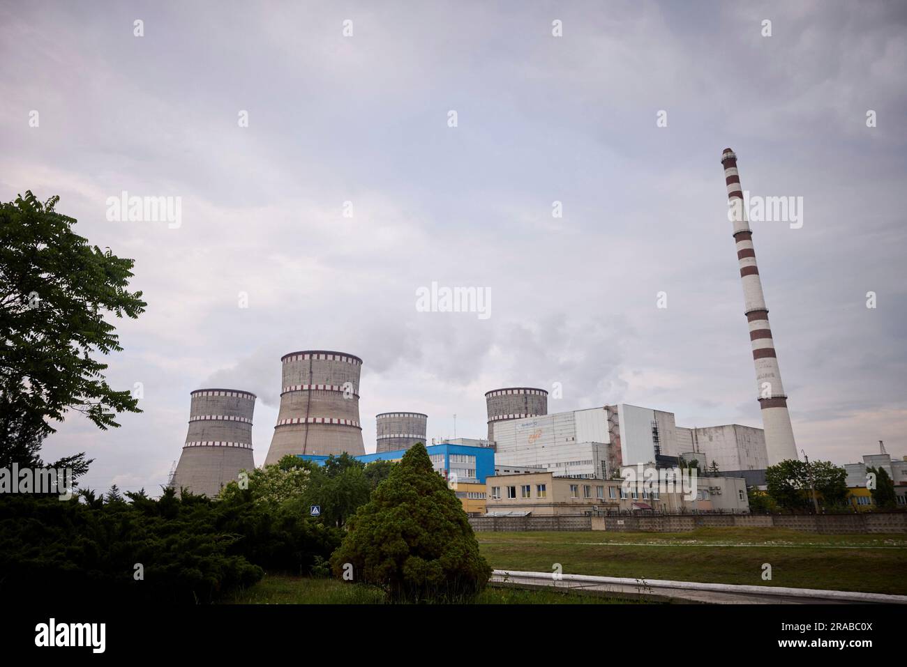 Varash, Ukraine. 01. Juli 2023. Ukrainian Rivne Civilian Nuclear Power Plant, 1. Juli 2023 in Varash, Oblast Rivne, Ukraine. Volodymyr Zelenskyy hat das Kraftwerk besucht und davor gewarnt, dass Russland plant, einen nuklearen Unfall im Kernkraftwerk Zaporizhzhia zu verursachen, das seit Beginn der Invasion unter russischer Kontrolle steht. Kredit: Pool Photo/Pressestelle Des Ukrainischen Präsidenten/Alamy Live News Stockfoto