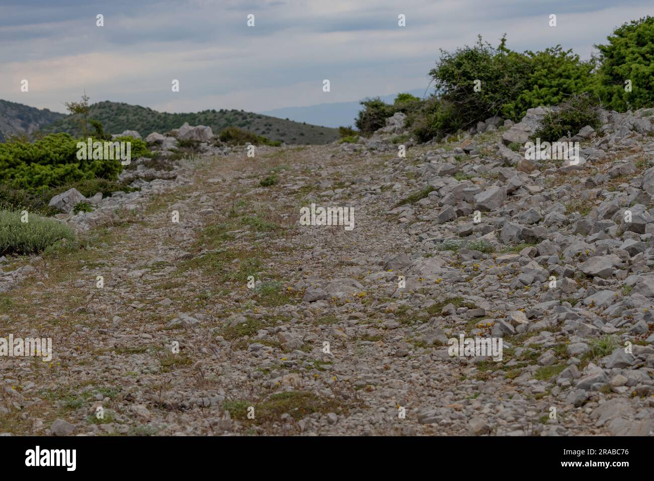 Schotterstraße in den Hügeln der Insel Cres Stockfoto