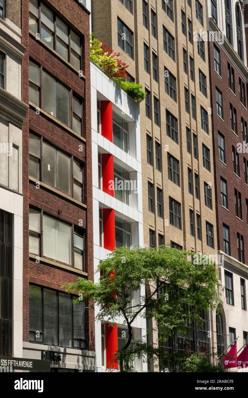 Auf der nördlichen Seite der E. 44. Street befindet sich die Nummer 5, ein farbenfrohes Wohnhaus mit schmalem Wohnbereich, New York City, USA 2023 Stockfoto