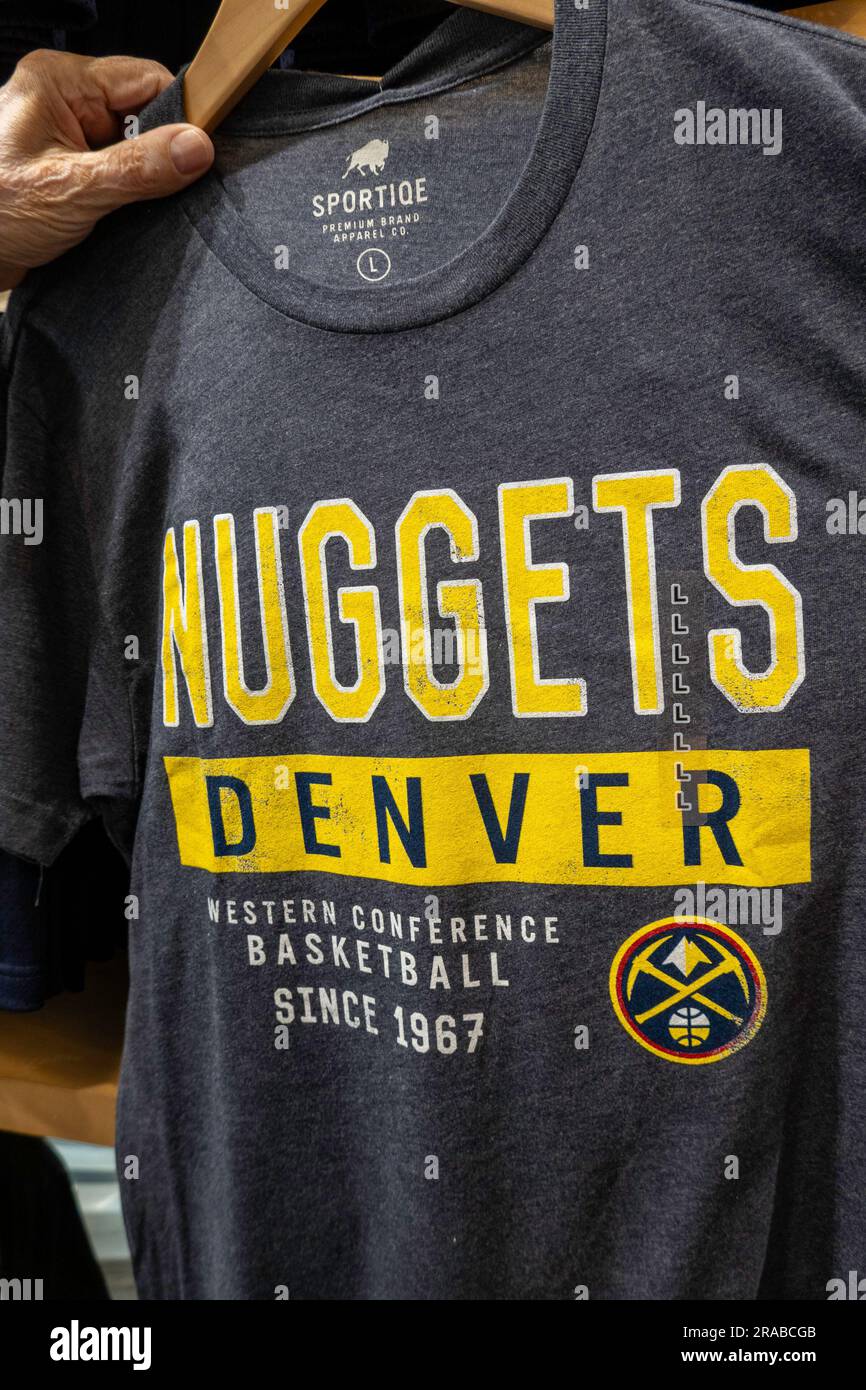 Markenartikel im NBA-Flagship Store auf der 545 Fifth Avenue, New York City, USA 2023 Stockfoto