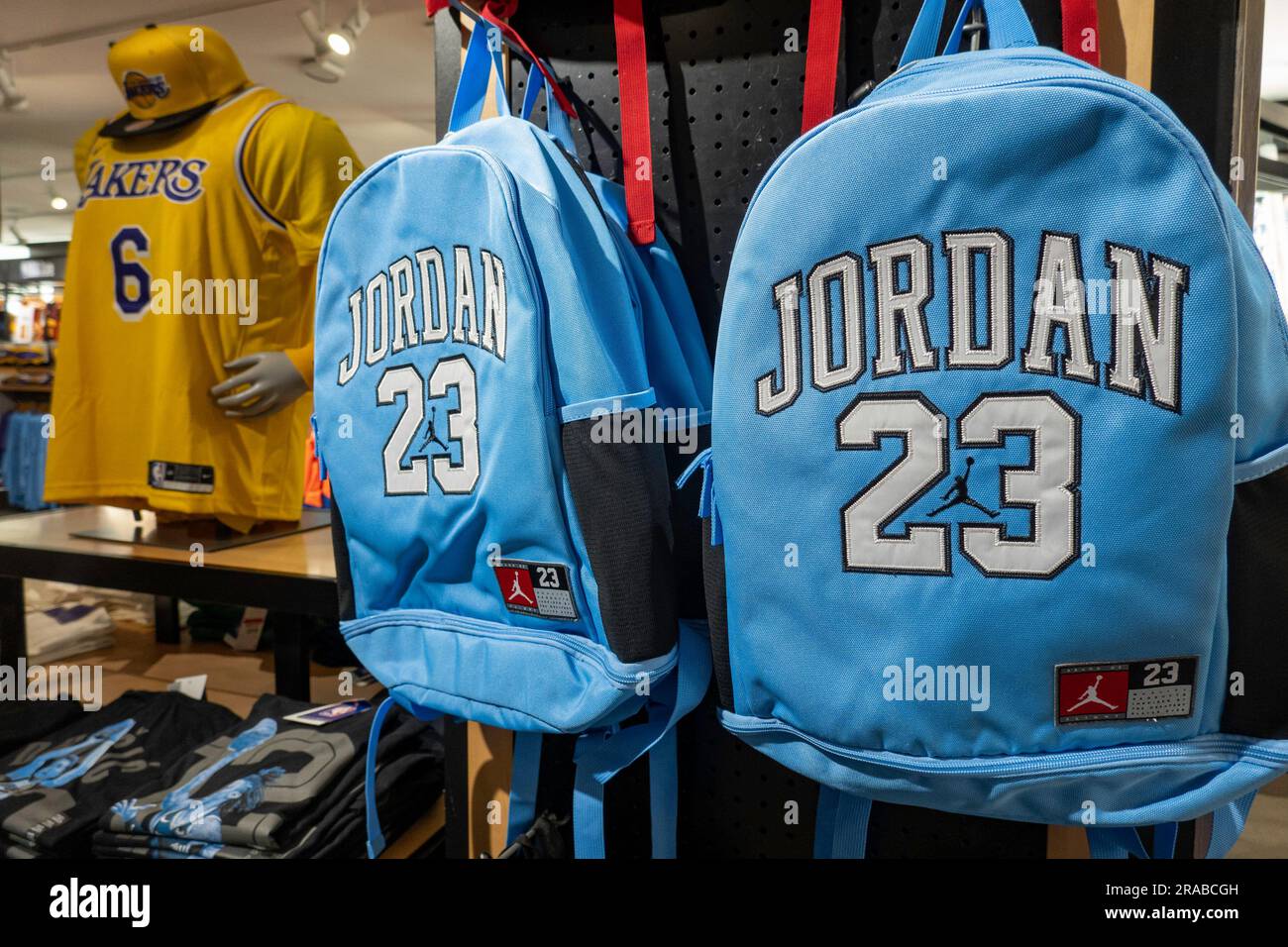 Markenartikel im NBA-Flagship Store auf der 545 Fifth Avenue, New York City, USA 2023 Stockfoto