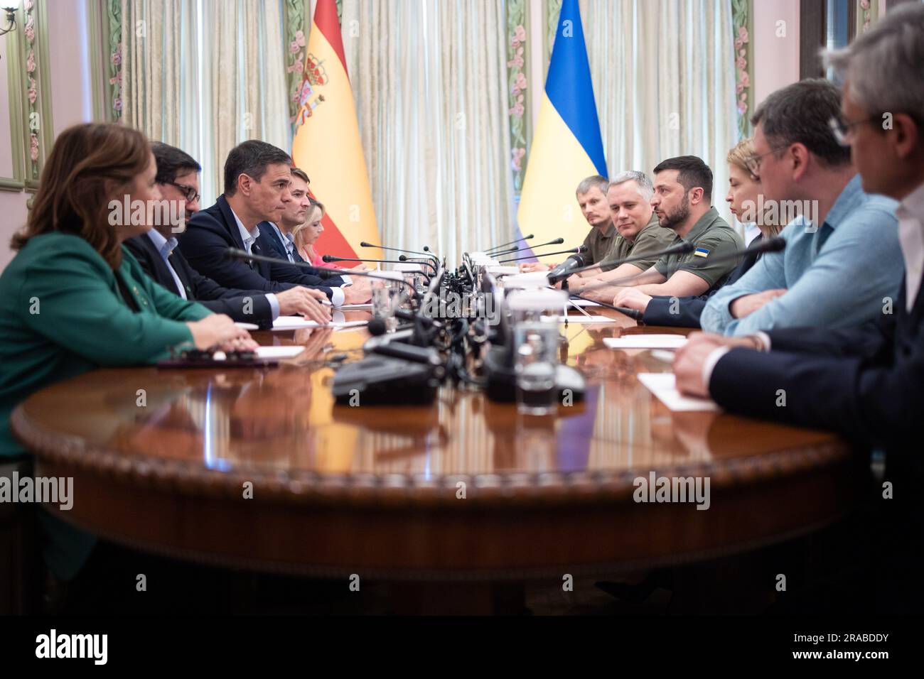 Kiew, Ukraine. 01. Juli 2023. Ukrainischer Präsident Volodymyr Zelenskyy, Mitte rechts, während eines erweiterten bilateralen Treffens mit dem spanischen Premierminister Pedro Sanchez, Mitte links, und Delegationen im Mariinsky-Palast am 1. Juli 2023 in Kiew, Ukraine. Kredit: Pool Photo/Pressestelle Des Ukrainischen Präsidenten/Alamy Live News Stockfoto