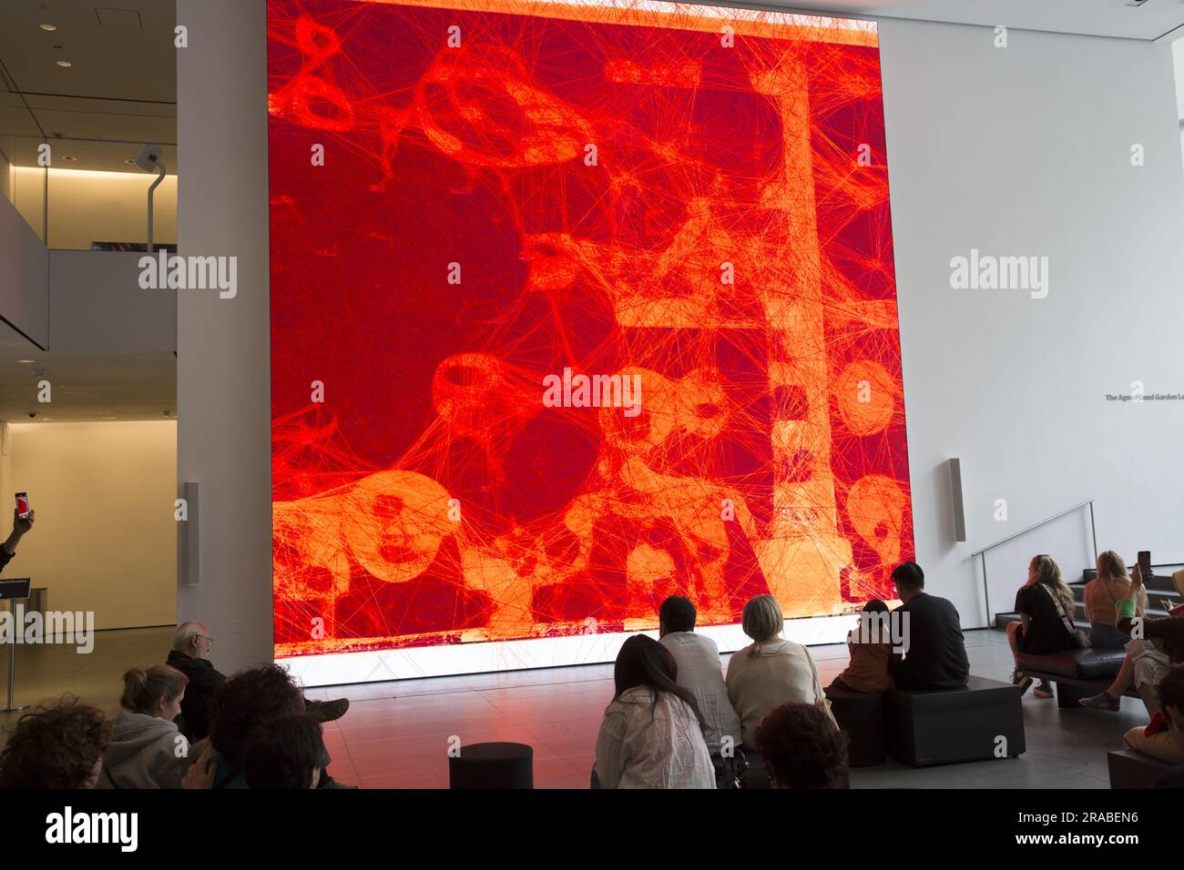 Refik Anadol: UnSupervised: UnSupervised bietet ein digitales Kunstwerk, das sich in Echtzeit entfaltet und kontinuierlich neue Formen erzeugt, die die Zuschauer in einer Großinstallation umhüllen. Das gesamte Material stammt aus der MoMA-Kunstsammlung. Lobby des Museum of Modern Art, New York City. Stockfoto