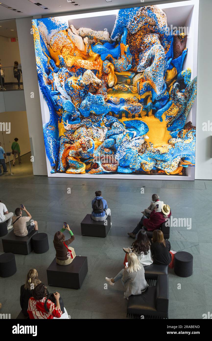 Refik Anadol: UnSupervised: UnSupervised bietet ein digitales Kunstwerk, das sich in Echtzeit entfaltet und kontinuierlich neue Formen erzeugt, die die Zuschauer in einer Großinstallation umhüllen. Das gesamte Material stammt aus der MoMA-Kunstsammlung. Lobby des Museum of Modern Art, New York City. Stockfoto