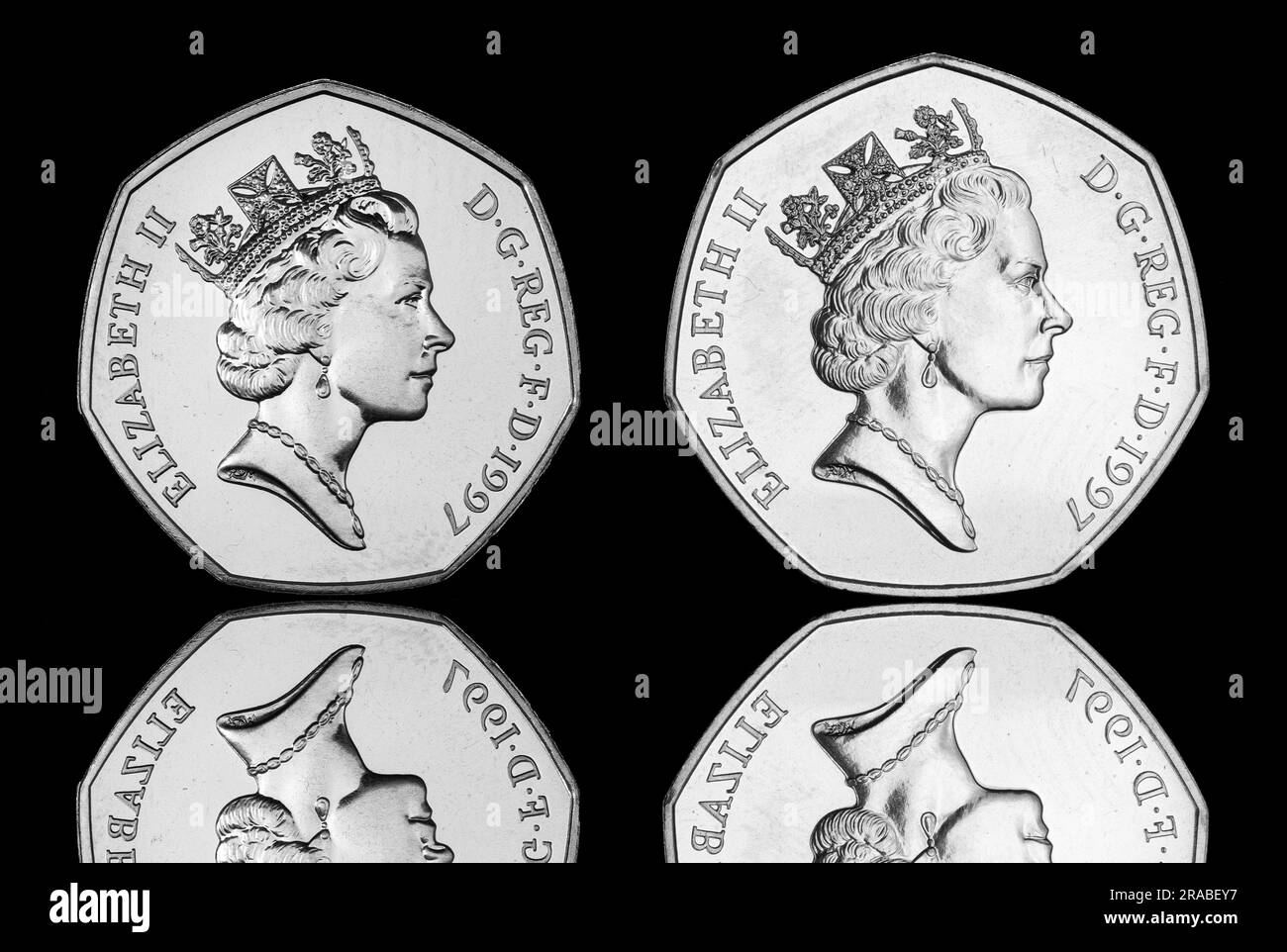 1997 ausgegebene kleine und große 50-Pence-Münzen. Die größere Münze ersetzte die kleinere im folgenden Jahr und zeigt das 3.-Porträt von Königin Elizabeth Stockfoto
