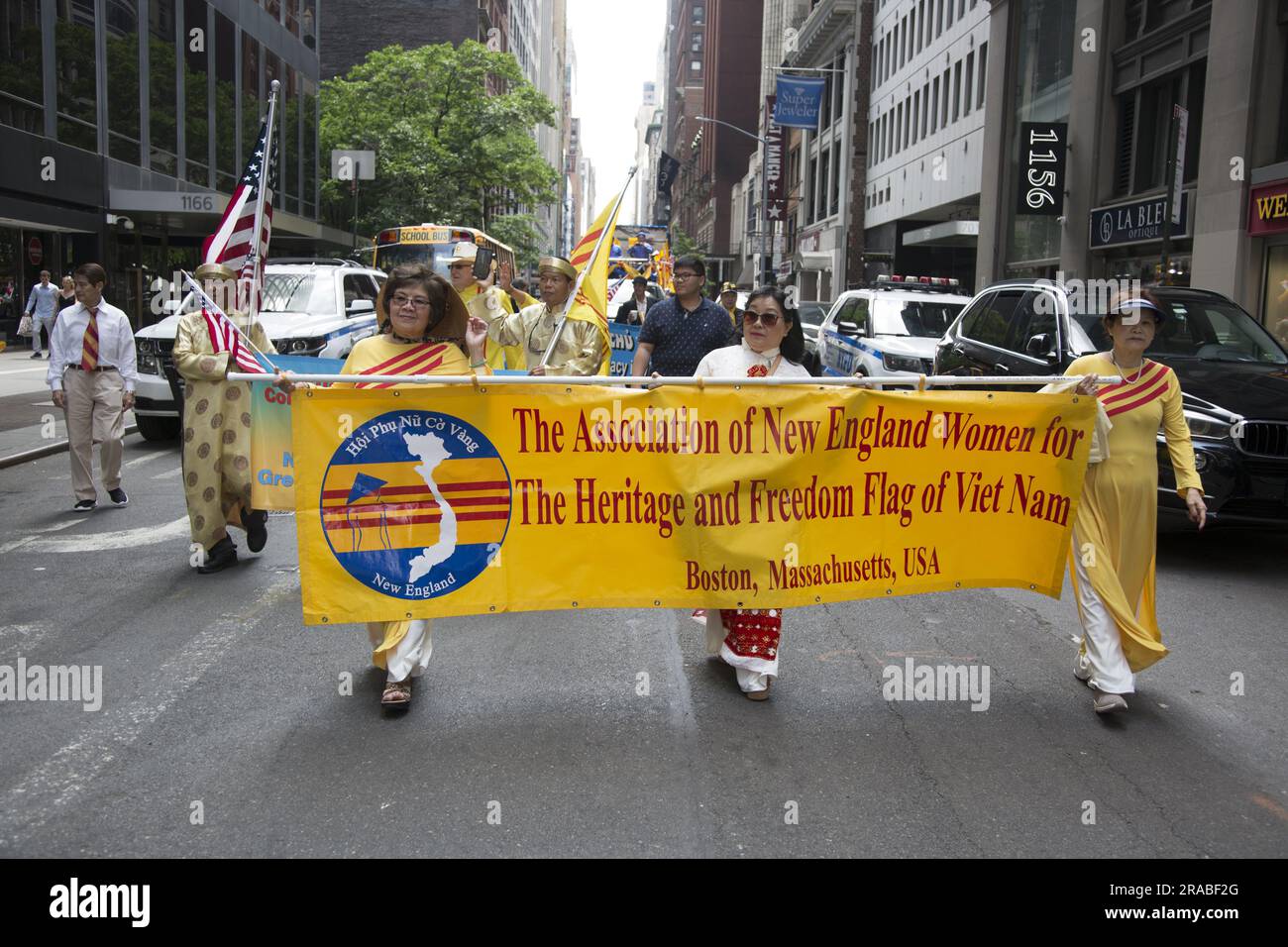 Mitglieder der vietnamesischen amerikanischen Gemeinschaft nehmen an der Immigranten-Parade auf der 6. Avenue in New York City Teil. Stockfoto