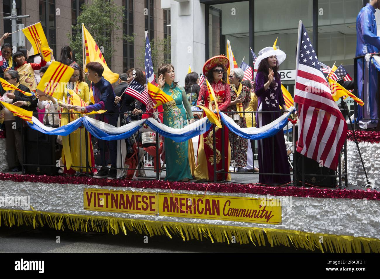 Mitglieder der vietnamesischen amerikanischen Gemeinschaft nehmen an der Immigranten-Parade auf der 6. Avenue in New York City Teil. Stockfoto