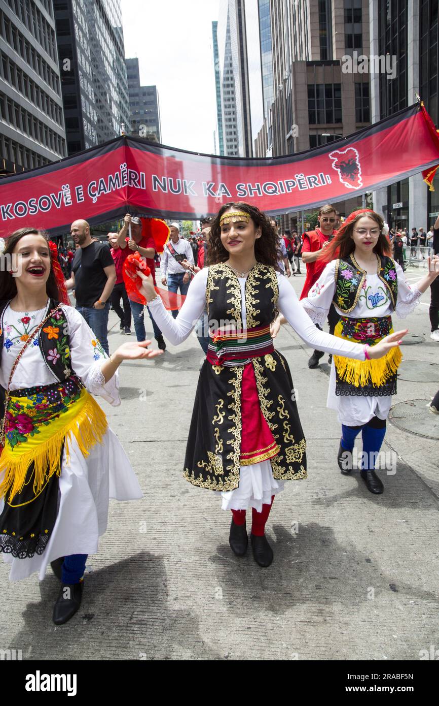 Die albanische amerikanische Gemeinschaft entschied sich von Tausenden für die Immigranten-Parade entlang der 6. Avenue in New York City. Stockfoto