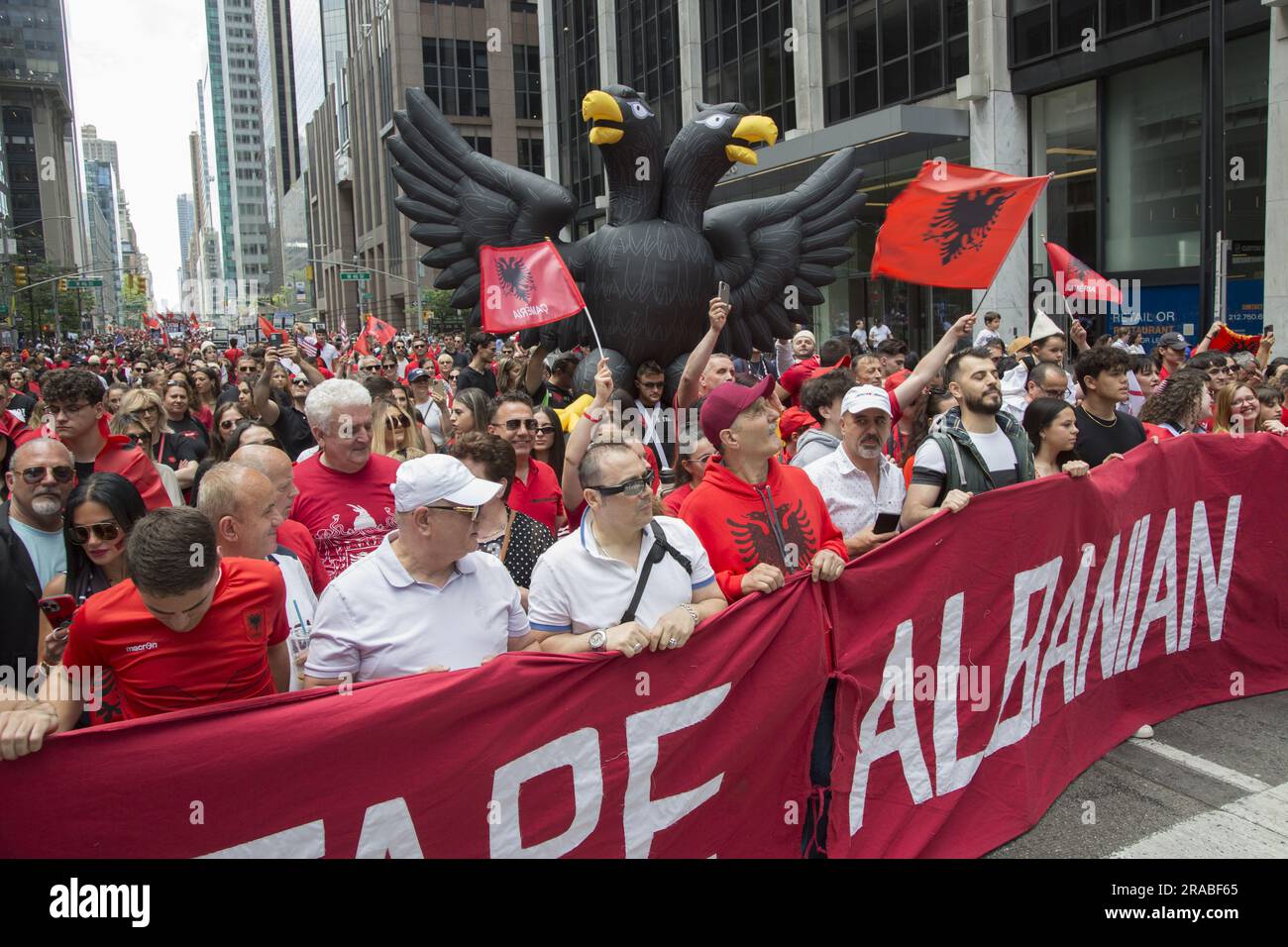 Die albanische amerikanische Gemeinschaft entschied sich von Tausenden für die Immigranten-Parade entlang der 6. Avenue in New York City. Stockfoto