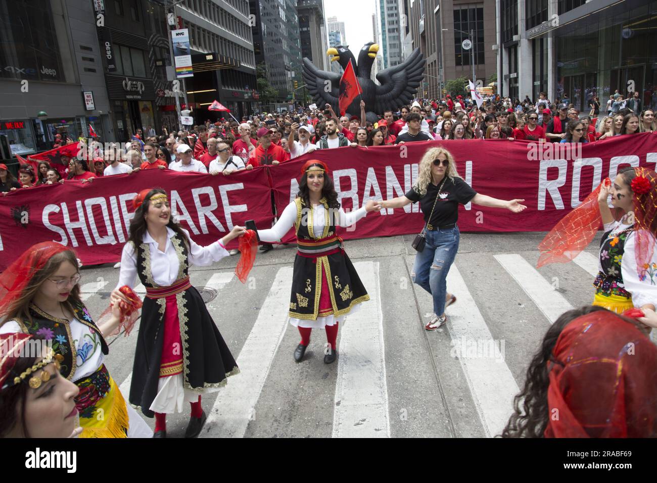 Die albanische amerikanische Gemeinschaft entschied sich von Tausenden für die Immigranten-Parade entlang der 6. Avenue in New York City. Stockfoto