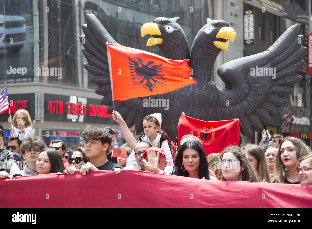 Die albanische amerikanische Gemeinschaft entschied sich von Tausenden für die Immigranten-Parade entlang der 6. Avenue in New York City. Stockfoto
