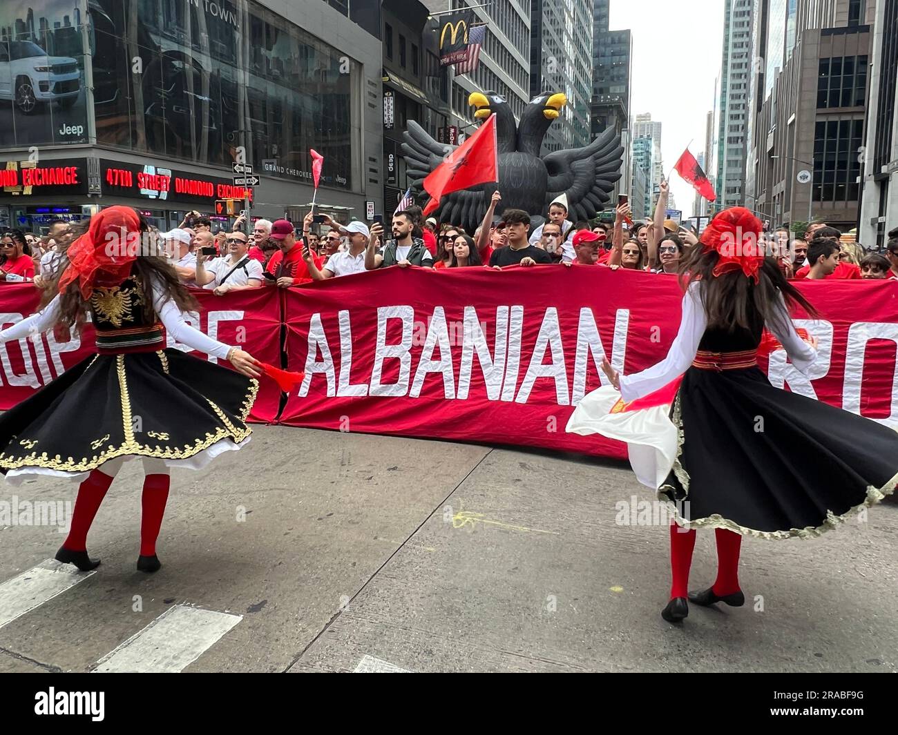 Die albanische amerikanische Gemeinschaft entschied sich von Tausenden für die Immigranten-Parade entlang der 6. Avenue in New York City. Stockfoto