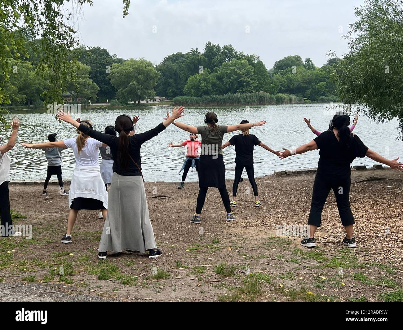 Fitnesskurse für Frauen am See im Prospect Park, Brooklyn, New York. Stockfoto