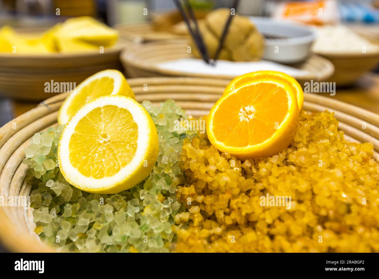 Herstellung eines Dresdner Christstollens in Dresden. Zitronat und Orangeat sind kandierte Früchte, die im Dresdner Christstollen für Frische und Fruchtigkeit sorgen Stockfoto