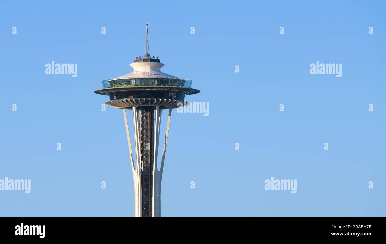 Seattle - 02. Juli 2023; Top of Seattle Space Needle Wahrzeichen isoliert vor blauem Himmel Stockfoto