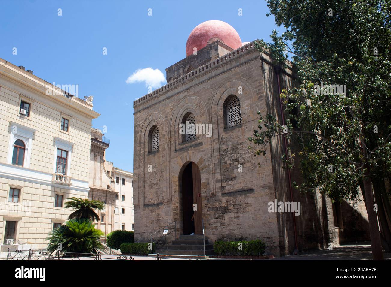 Die Kirche San Cataldo - mit ihren rosafarbenen Kuppeln auf der Piazza Bellini, Palermo, Sizilien Stockfoto