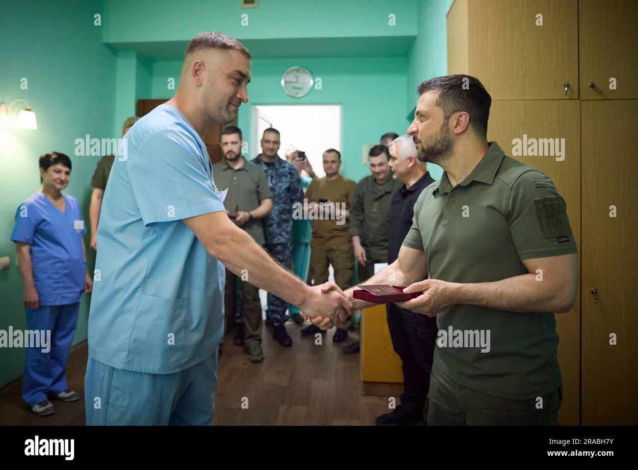 Odesa, Ukraine. 02. Juli 2023. Der ukrainische Präsident Volodymyr Zelenskyy, rechts, verleiht den Ärzten und Mitarbeitern im Navy Hospital zum Tag der Marine, 2. Juli 2023 in Odesa, Ukraine, staatliche Medaillen. Kredit: Pool Photo/Pressestelle Des Ukrainischen Präsidenten/Alamy Live News Stockfoto