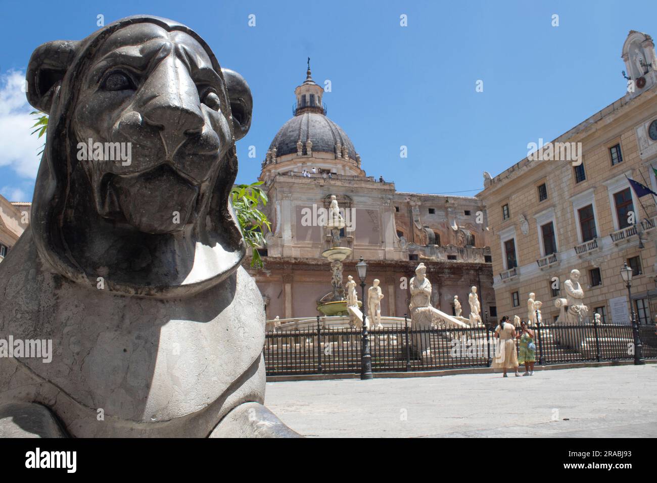Löwenstatue im Praetorianischen Brunnen - Fontana Pretoria - mit der Kuppel von Santa Caterina im Hintergrund Piazza Pretoria Palermo Sizilien Italien Stockfoto
