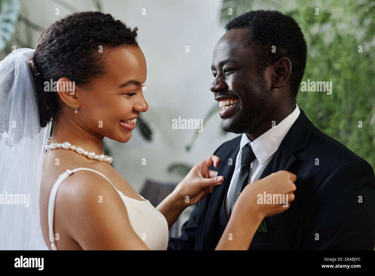 Ein ehrliches Porträt von einer glücklichen Braut und Bräutigam-Versammlung vor der Hochzeitszeremonie Stockfoto