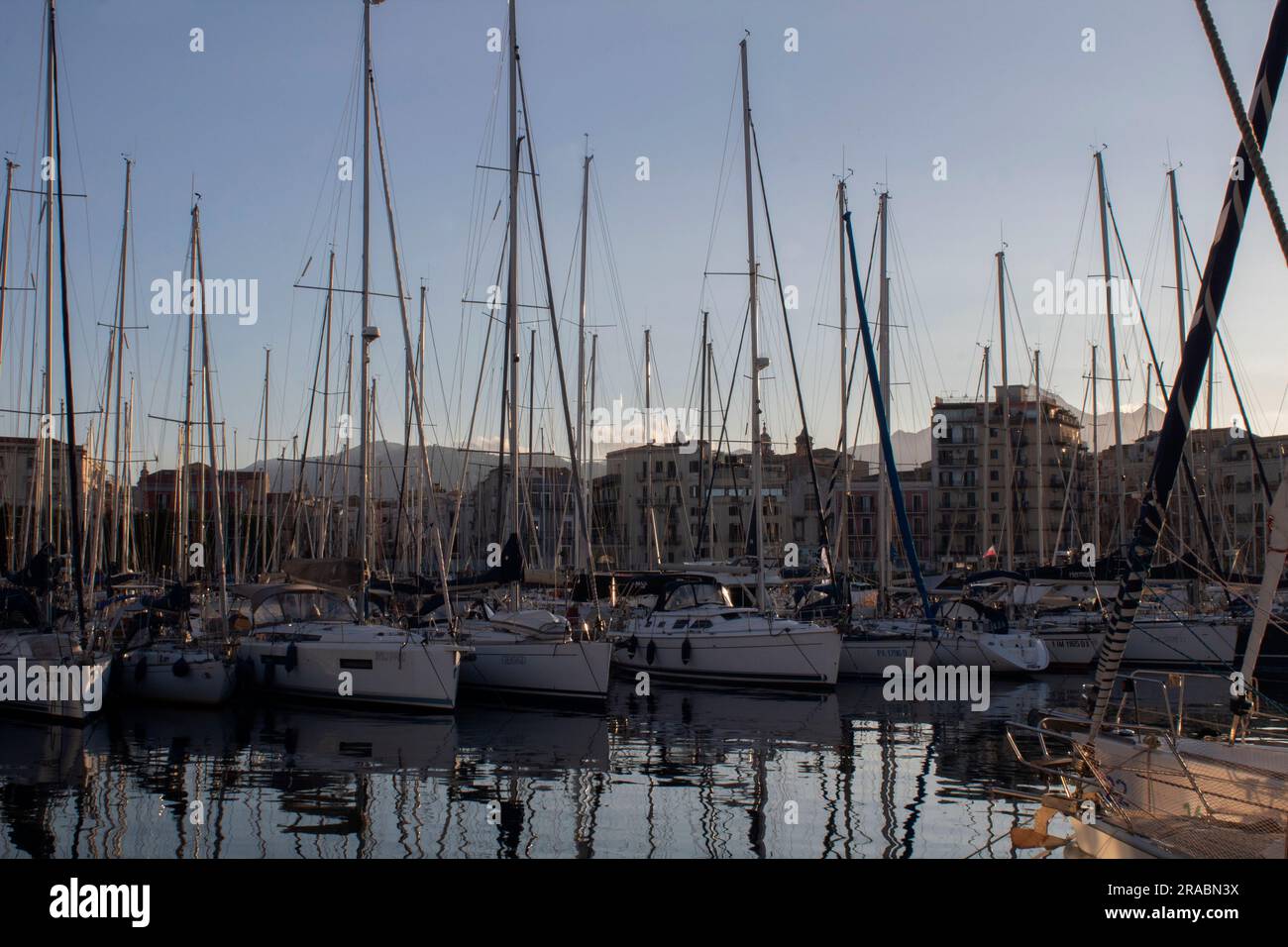 Im Hafen von Palermo im frühen Abendlicht verlegten Yachten, Sizilien Italien Stockfoto