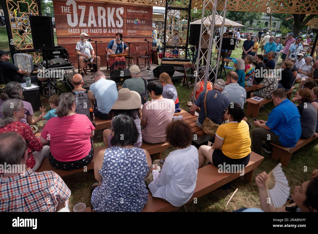 Washington, Usa. 02. Juli 2023. Am Sonntag, den 2. Juli 2023, sprechen Darsteller von Berggymnasten über die Geschichte der Musik beim Smithsonian Folklife Festival in der National Mall in Washington, DC. Foto: Ken Cedeno/UPI Credit: UPI/Alamy Live News Stockfoto