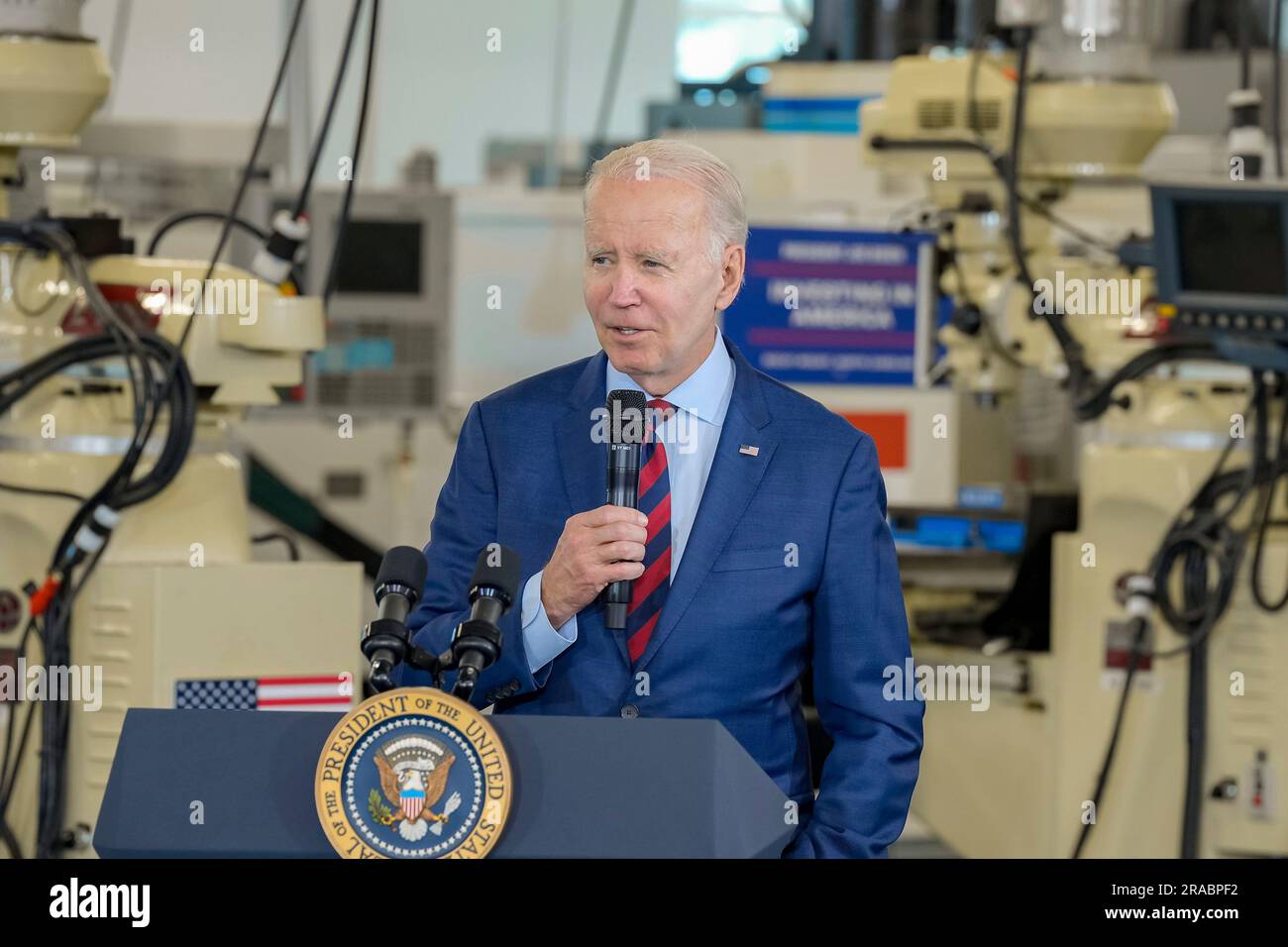 Rocky Mount, Vereinigte Staaten von Amerika. 09. Juni 2023. US-Präsident Joe Biden hält am 9. Juni 2023 am Advanced Manufacturing Institute of Nash Community College in Rocky Mount, North Carolina, eine Rede. Stockfoto