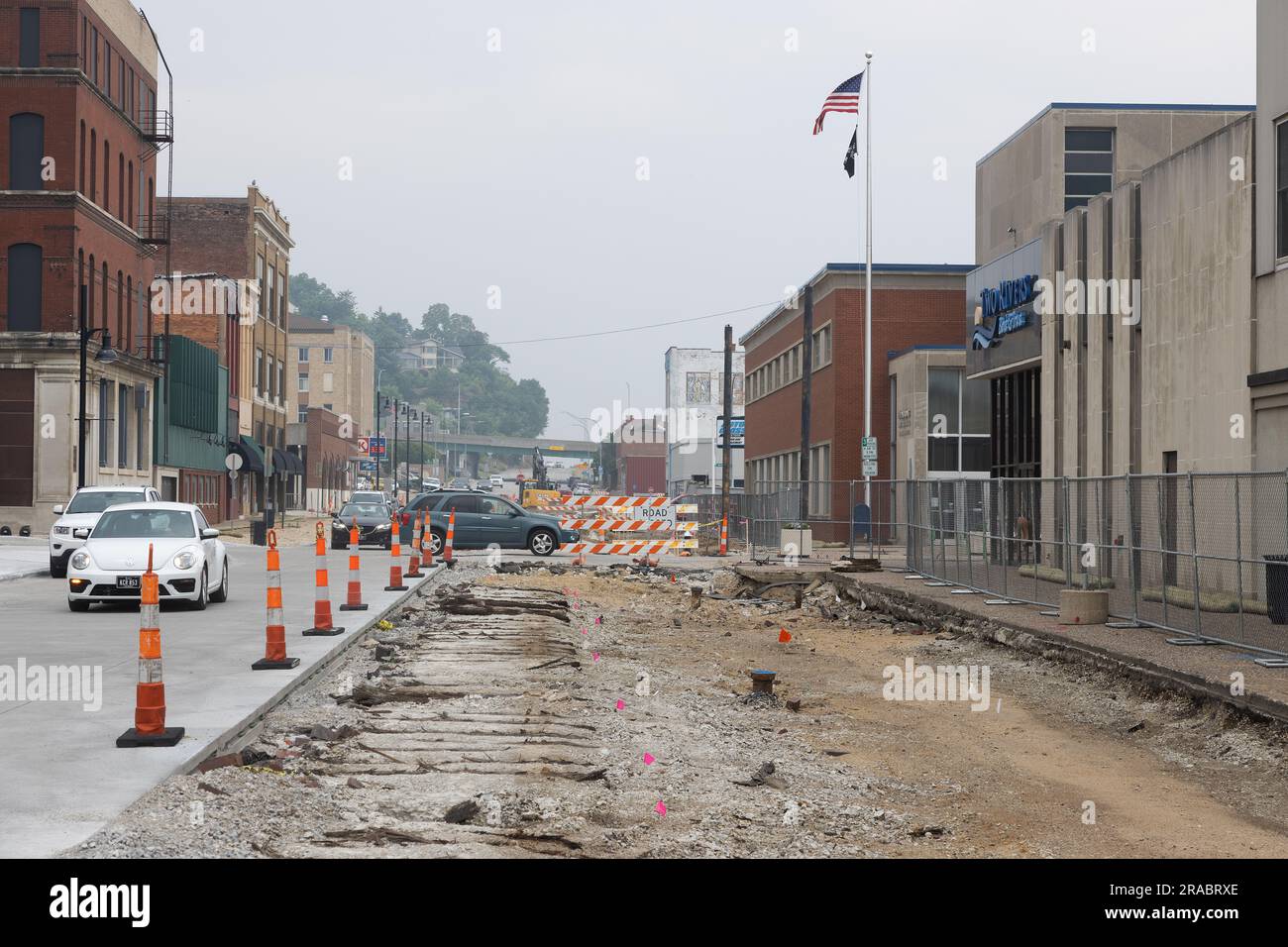 Archaische Bahngleise unter der Main Street in nördlicher Richtung zwischen Jefferson Street und Vally Street gefunden, die während der Bauarbeiten VON TIGER Grant in Downtown B gefunden wurden Stockfoto