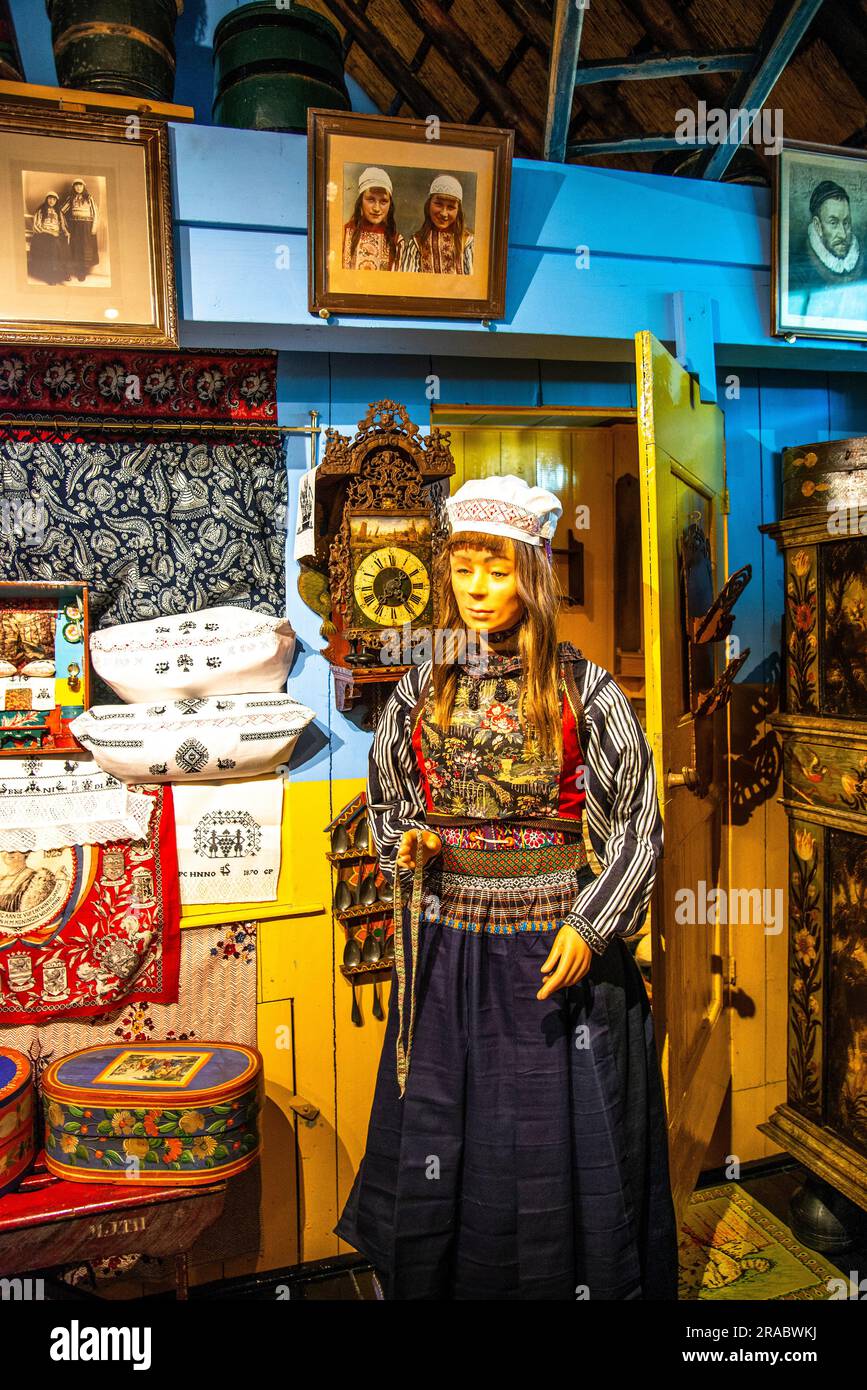 Ausstellung im Marken-Museum mit einer Frau in traditioneller holländischer Kleidung in einem Heim Stockfoto