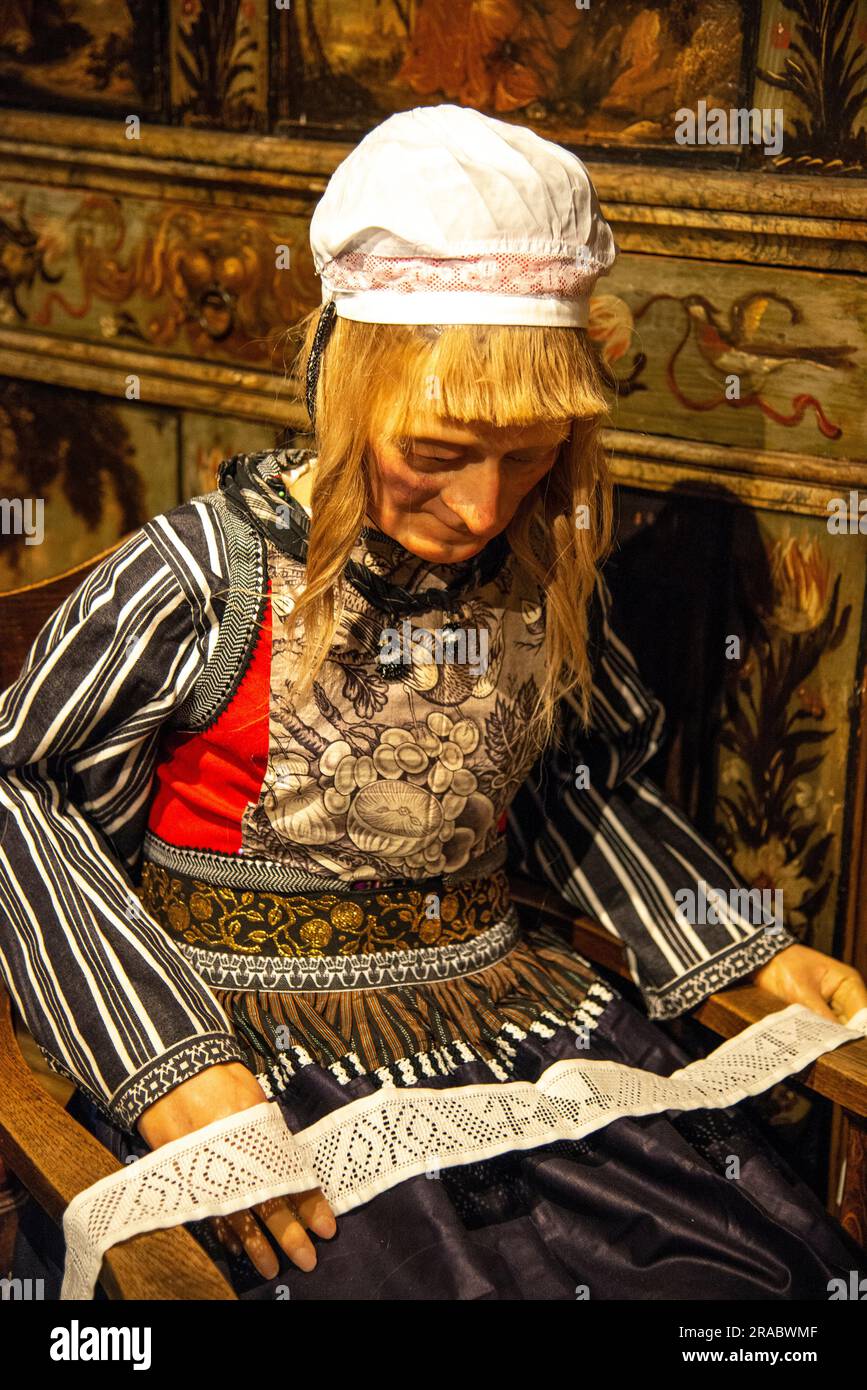 Manquin gekleidet wie eine Holländerin mit traditioneller holländischer Spitze Stockfoto