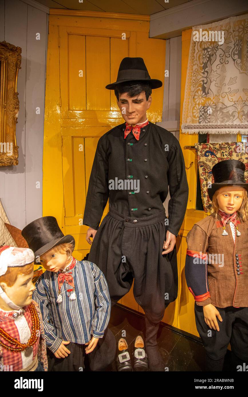 Mann- und Kindermanquins in traditioneller holländischer Kleidung im Marken-Museum in Holland Stockfoto