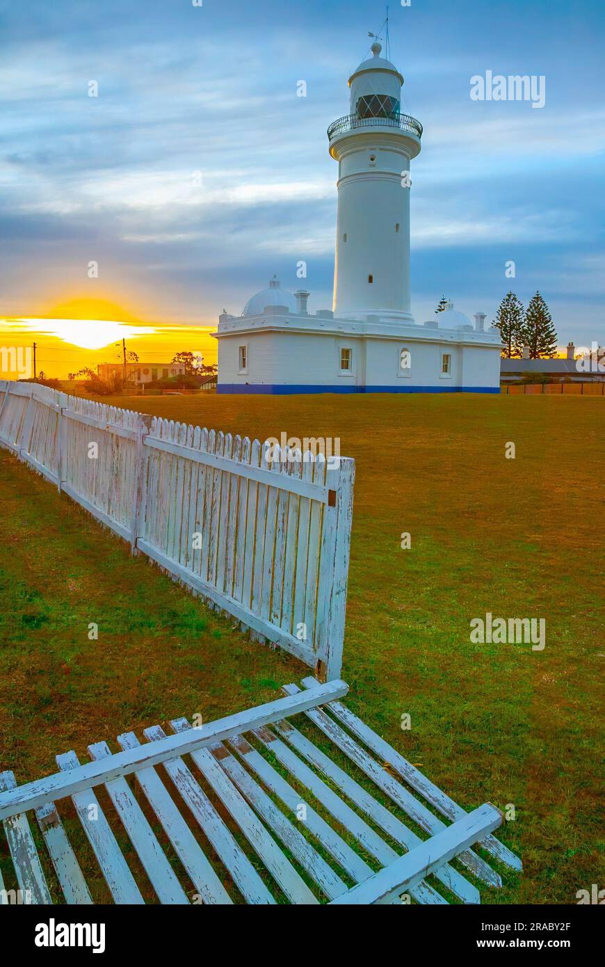 Der Macquarie Lighthouse, auch bekannt als South Head Upper Light House, ist der erste und am längsten dienende Leuchtturm in Australien. Es bietet einen Blick auf den Pazifischen Ozean von einer erhöhten Lage am Dunbar Head an der Old South Head Road in Sydney, Australien. Der Leuchtturm befindet sich zwei Kilometer südlich von South Head in der Nähe des Eingangs zum Hafen von Sydney. Der denkmalgeschützte Leuchtturm wurde 1883 fertiggestellt. Stockfoto