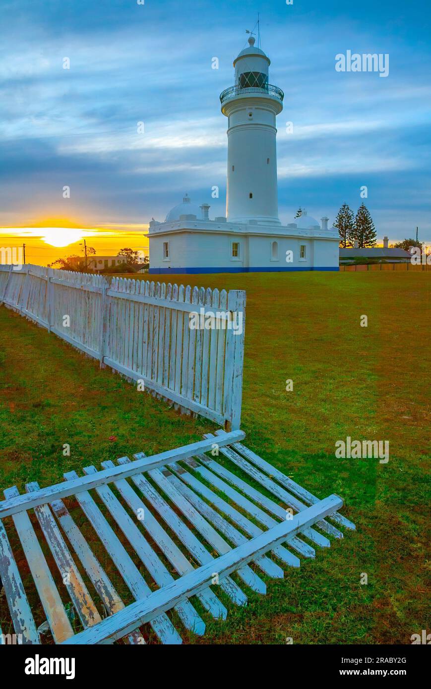 Der Macquarie Lighthouse, auch bekannt als South Head Upper Light House, ist der erste und am längsten dienende Leuchtturm in Australien. Es bietet einen Blick auf den Pazifischen Ozean von einer erhöhten Lage am Dunbar Head an der Old South Head Road in Sydney, Australien. Der Leuchtturm befindet sich zwei Kilometer südlich von South Head in der Nähe des Eingangs zum Hafen von Sydney. Der denkmalgeschützte Leuchtturm wurde 1883 fertiggestellt. Stockfoto