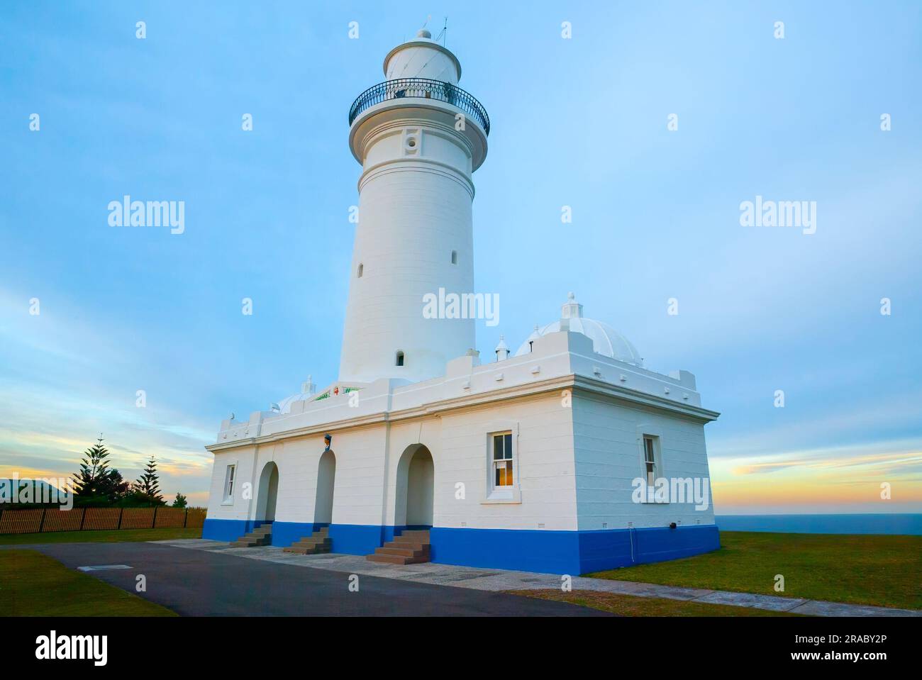 Der Macquarie Lighthouse, auch bekannt als South Head Upper Light House, ist der erste und am längsten dienende Leuchtturm in Australien. Es bietet einen Blick auf den Pazifischen Ozean von einer erhöhten Lage am Dunbar Head an der Old South Head Road in Sydney, Australien. Der Leuchtturm befindet sich zwei Kilometer südlich von South Head in der Nähe des Eingangs zum Hafen von Sydney. Der denkmalgeschützte Leuchtturm wurde 1883 fertiggestellt. Stockfoto