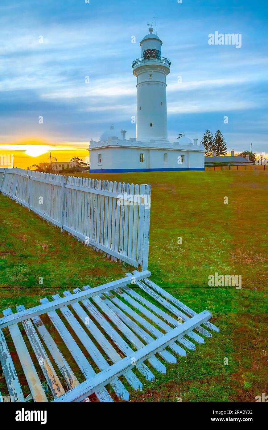 Der Macquarie Lighthouse, auch bekannt als South Head Upper Light House, ist der erste und am längsten dienende Leuchtturm in Australien. Es bietet einen Blick auf den Pazifischen Ozean von einer erhöhten Lage am Dunbar Head an der Old South Head Road in Sydney, Australien. Der Leuchtturm befindet sich zwei Kilometer südlich von South Head in der Nähe des Eingangs zum Hafen von Sydney. Der denkmalgeschützte Leuchtturm wurde 1883 fertiggestellt. Stockfoto