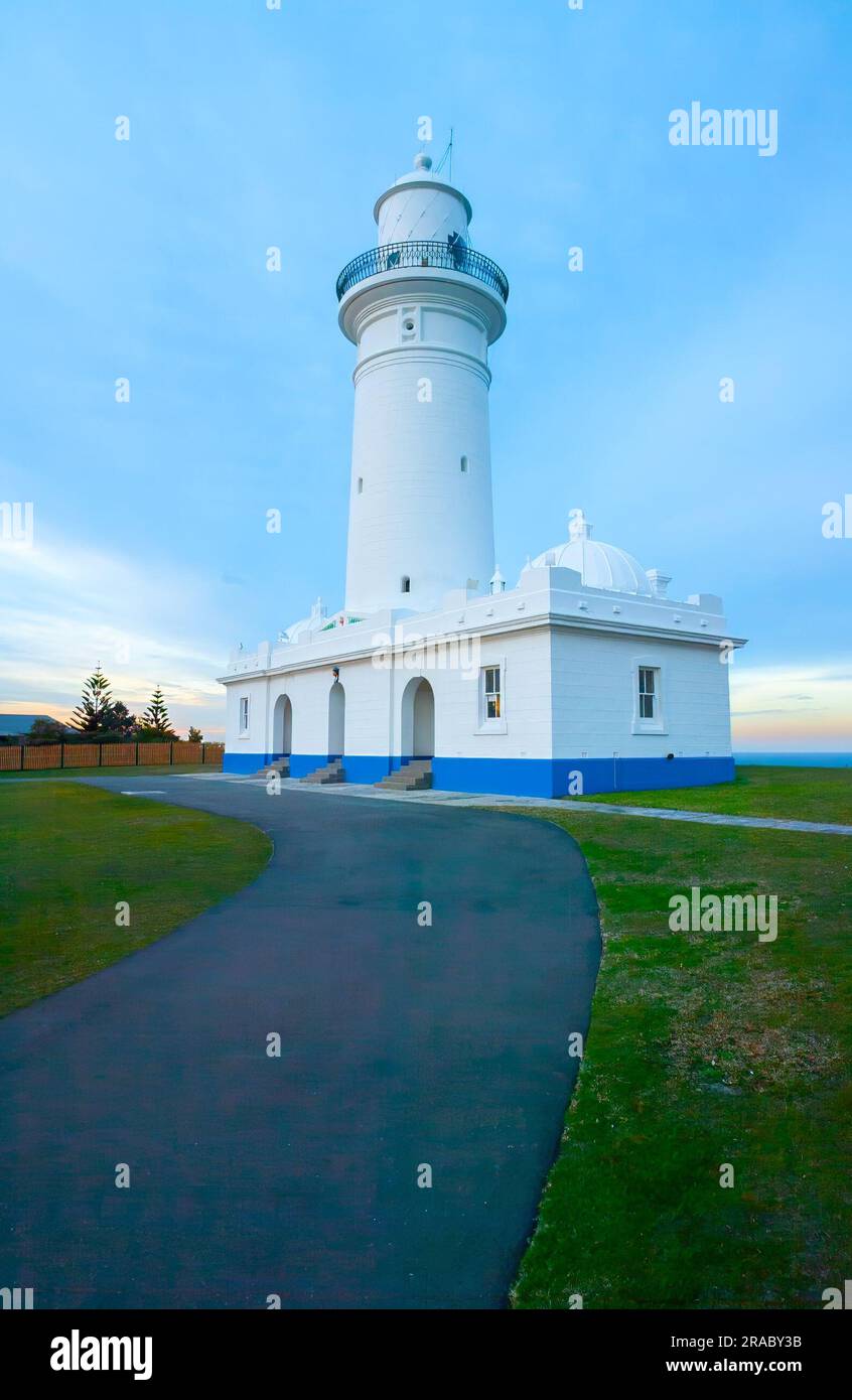 Der Macquarie Lighthouse, auch bekannt als South Head Upper Light House, ist der erste und am längsten dienende Leuchtturm in Australien. Es bietet einen Blick auf den Pazifischen Ozean von einer erhöhten Lage am Dunbar Head an der Old South Head Road in Sydney, Australien. Der Leuchtturm befindet sich zwei Kilometer südlich von South Head in der Nähe des Eingangs zum Hafen von Sydney. Der denkmalgeschützte Leuchtturm wurde 1883 fertiggestellt. Stockfoto