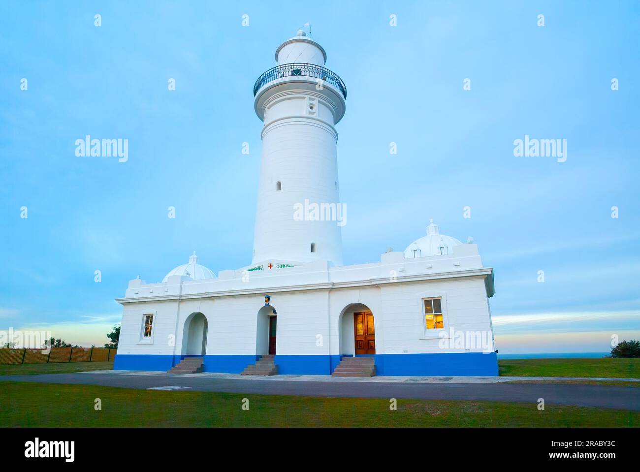 Der Macquarie Lighthouse, auch bekannt als South Head Upper Light House, ist der erste und am längsten dienende Leuchtturm in Australien. Es bietet einen Blick auf den Pazifischen Ozean von einer erhöhten Lage am Dunbar Head an der Old South Head Road in Sydney, Australien. Der Leuchtturm befindet sich zwei Kilometer südlich von South Head in der Nähe des Eingangs zum Hafen von Sydney. Der denkmalgeschützte Leuchtturm wurde 1883 fertiggestellt. Stockfoto