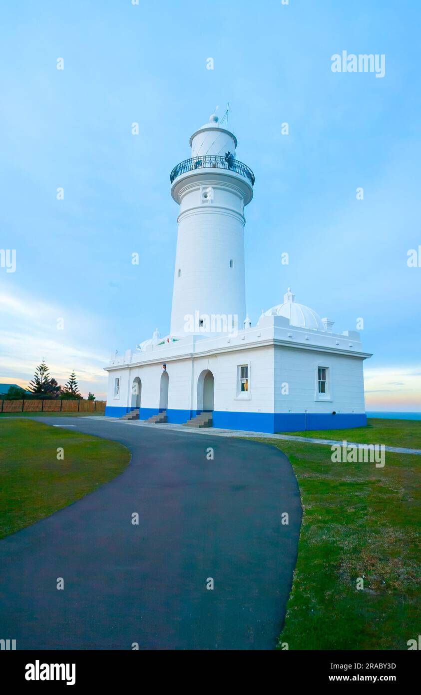 Der Macquarie Lighthouse, auch bekannt als South Head Upper Light House, ist der erste und am längsten dienende Leuchtturm in Australien. Es bietet einen Blick auf den Pazifischen Ozean von einer erhöhten Lage am Dunbar Head an der Old South Head Road in Sydney, Australien. Der Leuchtturm befindet sich zwei Kilometer südlich von South Head in der Nähe des Eingangs zum Hafen von Sydney. Der denkmalgeschützte Leuchtturm wurde 1883 fertiggestellt. Stockfoto