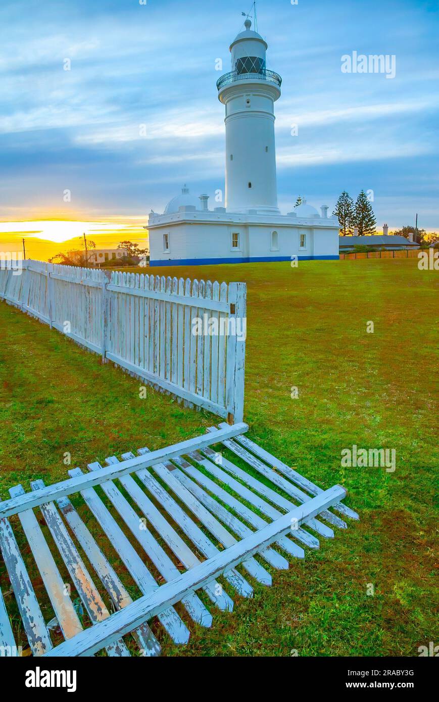 Der Macquarie Lighthouse, auch bekannt als South Head Upper Light House, ist der erste und am längsten dienende Leuchtturm in Australien. Es bietet einen Blick auf den Pazifischen Ozean von einer erhöhten Lage am Dunbar Head an der Old South Head Road in Sydney, Australien. Der Leuchtturm befindet sich zwei Kilometer südlich von South Head in der Nähe des Eingangs zum Hafen von Sydney. Der denkmalgeschützte Leuchtturm wurde 1883 fertiggestellt. Stockfoto