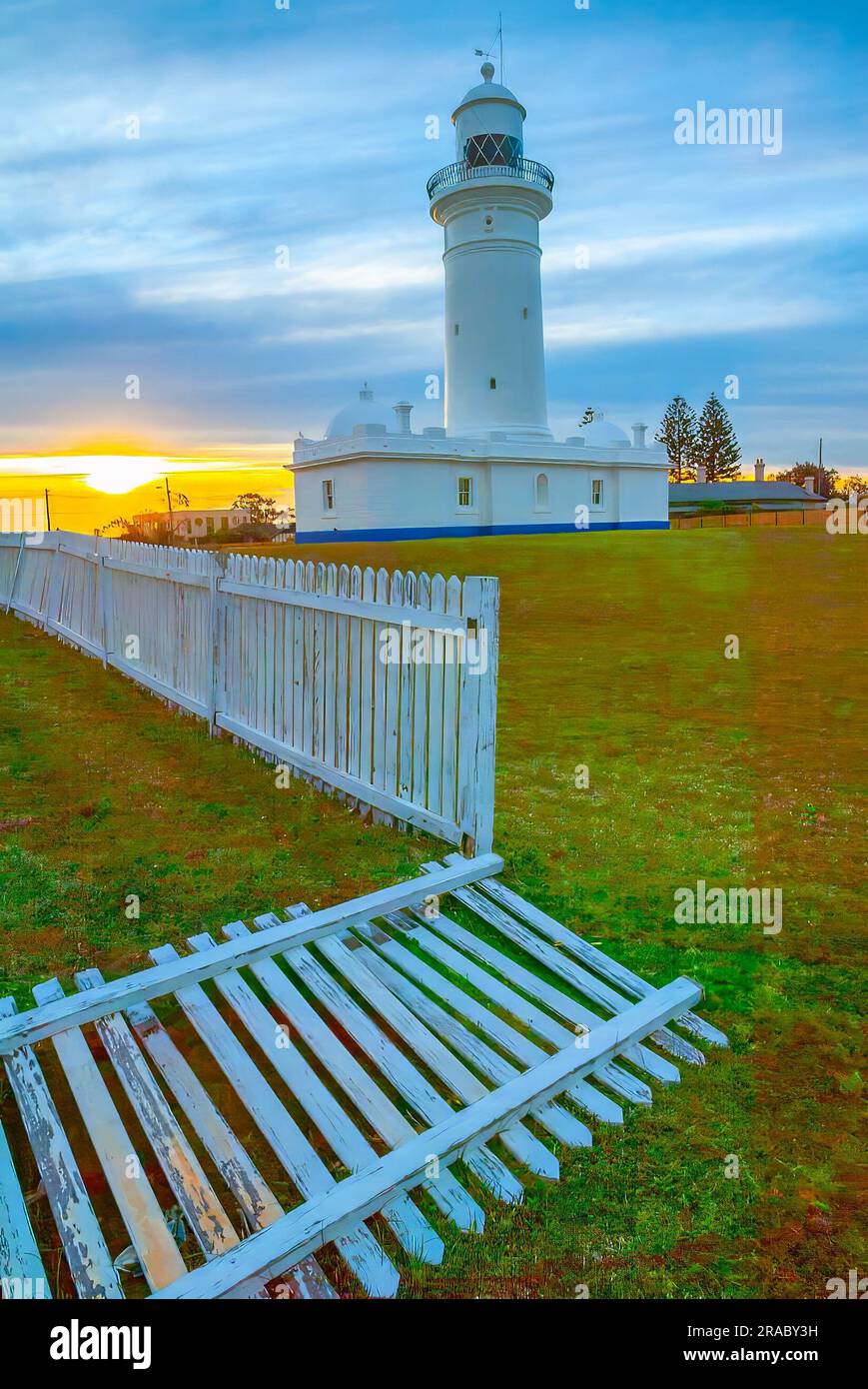 Der Macquarie Lighthouse, auch bekannt als South Head Upper Light House, ist der erste und am längsten dienende Leuchtturm in Australien. Es bietet einen Blick auf den Pazifischen Ozean von einer erhöhten Lage am Dunbar Head an der Old South Head Road in Sydney, Australien. Der Leuchtturm befindet sich zwei Kilometer südlich von South Head in der Nähe des Eingangs zum Hafen von Sydney. Der denkmalgeschützte Leuchtturm wurde 1883 fertiggestellt. Stockfoto