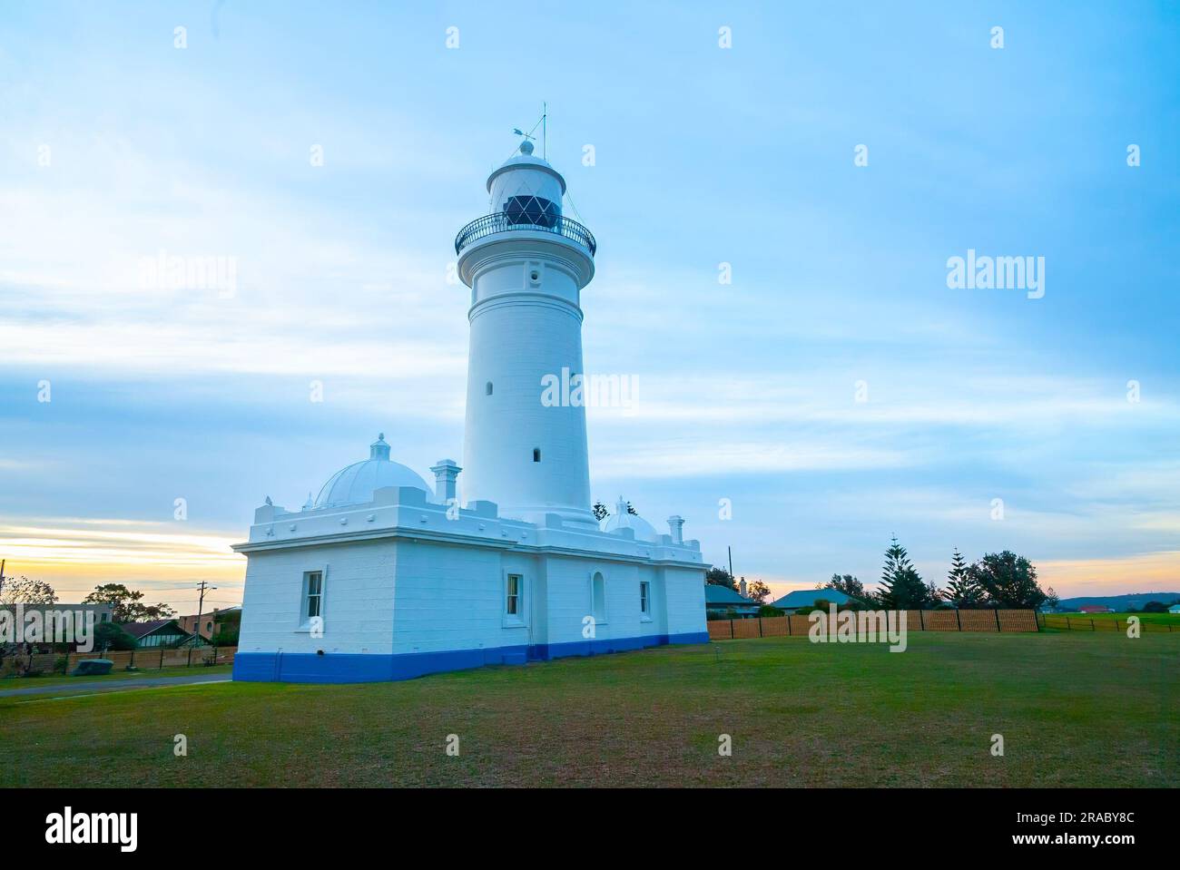 Der Macquarie Lighthouse, auch bekannt als South Head Upper Light House, ist der erste und am längsten dienende Leuchtturm in Australien. Es bietet einen Blick auf den Pazifischen Ozean von einer erhöhten Lage am Dunbar Head an der Old South Head Road in Sydney, Australien. Der Leuchtturm befindet sich zwei Kilometer südlich von South Head in der Nähe des Eingangs zum Hafen von Sydney. Der denkmalgeschützte Leuchtturm wurde 1883 fertiggestellt. Stockfoto