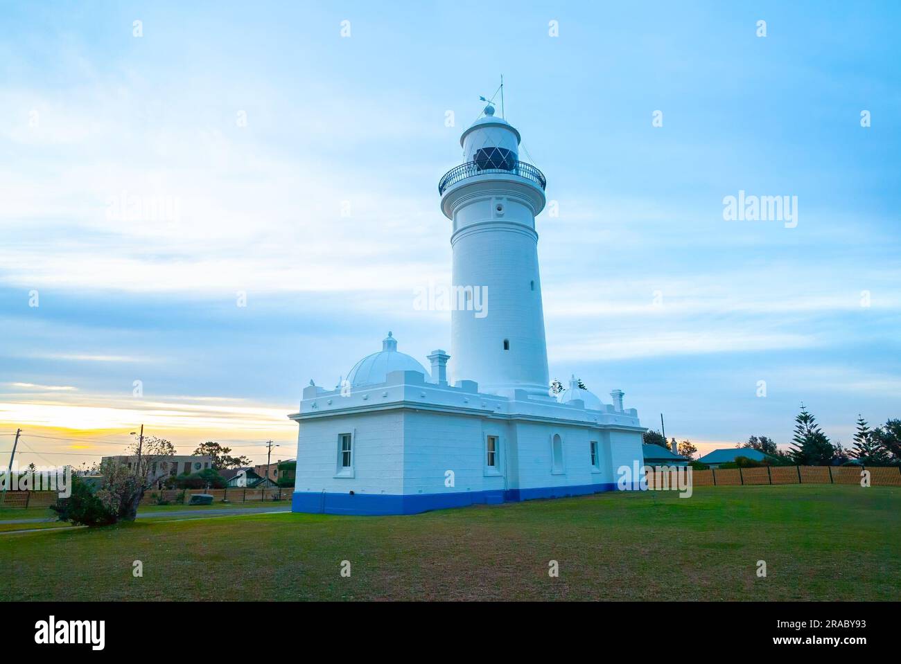 Der Macquarie Lighthouse, auch bekannt als South Head Upper Light House, ist der erste und am längsten dienende Leuchtturm in Australien. Es bietet einen Blick auf den Pazifischen Ozean von einer erhöhten Lage am Dunbar Head an der Old South Head Road in Sydney, Australien. Der Leuchtturm befindet sich zwei Kilometer südlich von South Head in der Nähe des Eingangs zum Hafen von Sydney. Der denkmalgeschützte Leuchtturm wurde 1883 fertiggestellt. Stockfoto