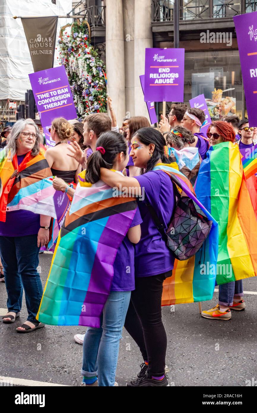 Teilnehmer der LGBT Humanists UK an der jährlichen London Pride Veranstaltung am 1. Juli 2023 auf Piccadilly in London Stockfoto