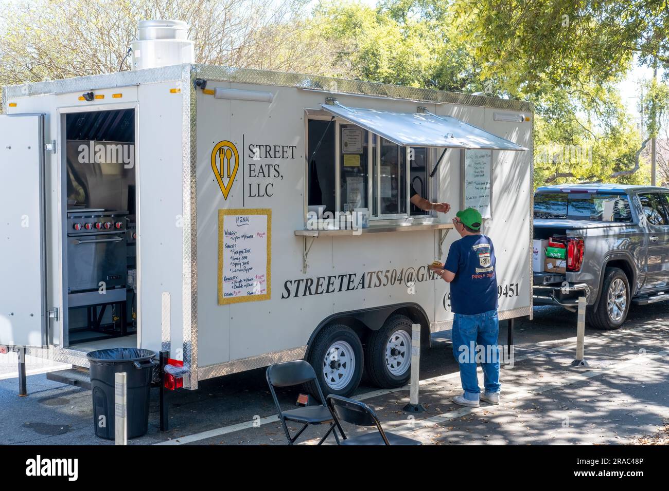 NEW ORLEANS, LA, USA - 5. MÄRZ 2023: Street Eats Food Truck bedient einen Kunden auf der Elysian Fields Avenue in der Nachbarschaft Marigny Stockfoto