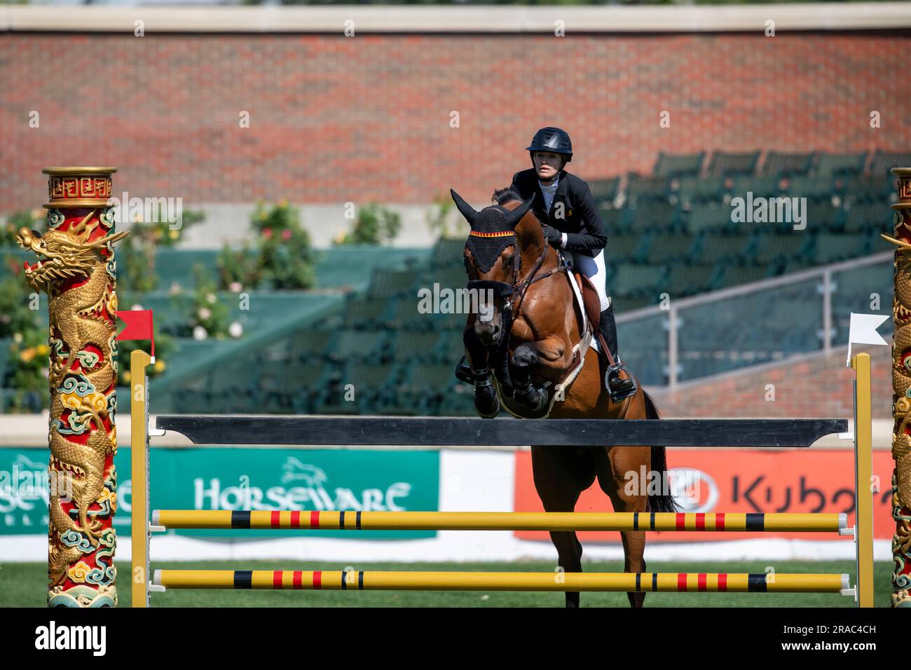 Calgary, Alberta, Kanada, 2. Juli 2023. Tiffany Foster (CAN) reitet Com Es TU, CSI Pan American, Spruce Meadows - West Canadian Cup Stockfoto