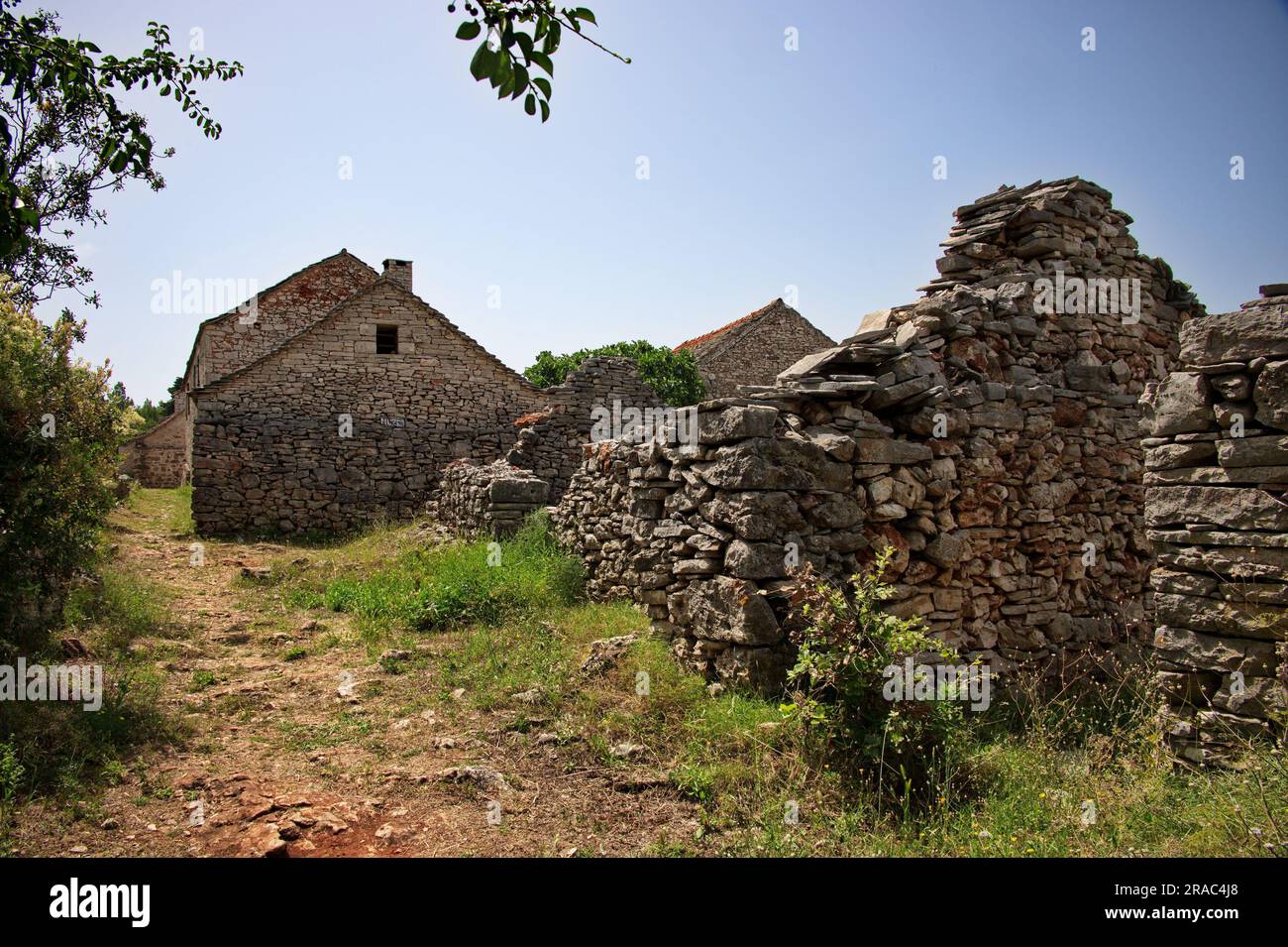 Altes traditionelles verlassenes Dorf auf der Insel Hvar in Kroatien Stockfoto