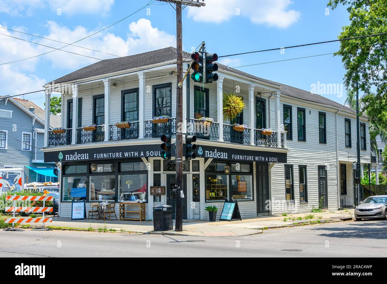 NEW ORLEANS, LA, USA - 1. JULI 2023: Nadeau Furniture Store in der Magazine Street Stockfoto