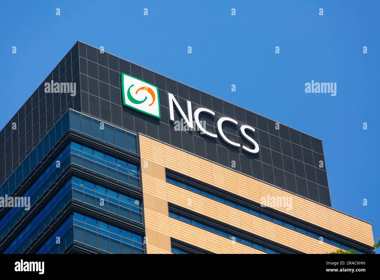 Nahaufnahme des NCCS-Logos und der Schilder der Organisation, National Cancer Centre Singapur. Ein klinischer Standort für die Spezialisierung der Krebsbehandlung. Stockfoto