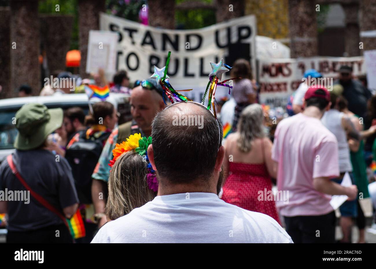 Ein Protestler sportet Stars und Streamers als Kopfbekleidung während eines Protests der Philly Children's Movement gegen Moms for Liberty in Center City Philadelphia. MUM's for Liberty, eine Gruppe aus dem Jahr 2021 zur Bekämpfung von COVID-19-Mandaten, hielt ihren jährlichen Gipfel in Philadelphia, Pennsylvania, ab und trafen sich mit Demonstranten, die gegen das Ereignis und die Aktionen von MUM's for Liberty protestierten. Die Gruppe, die vom Southern Poverty Law Center als Hass-Gruppe bezeichnet wird, hat sich in der Anti-LGBT-Rhetorik und dem Druck, bestimmte Bücher aus Schulen und Bibliotheken zu verbieten, als Stimme erwiesen. (Foto: Matthew Hatcher/SOPA Stockfoto Ein Protestler sportet Stars und Streamers als Kopfbekleidung während eines Protests der Philly Children's Movement gegen Moms for Liberty in Center City Philadelphia. MUM's for Liberty, eine Gruppe aus dem Jahr 2021 zur Bekämpfung von COVID-19-Mandaten, hielt ihren jährlichen Gipfel in Philadelphia, Pennsylvania, ab und trafen sich mit Demonstranten, die gegen das Ereignis und die Aktionen von MUM's for Liberty protestierten. Die Gruppe, die vom Southern Poverty Law Center als Hass-Gruppe bezeichnet wird, hat sich in der Anti-LGBT-Rhetorik und dem Druck, bestimmte Bücher aus Schulen und Bibliotheken zu verbieten, als Stimme erwiesen. (Foto: Matthew Hatcher/SOPA Stockfoto